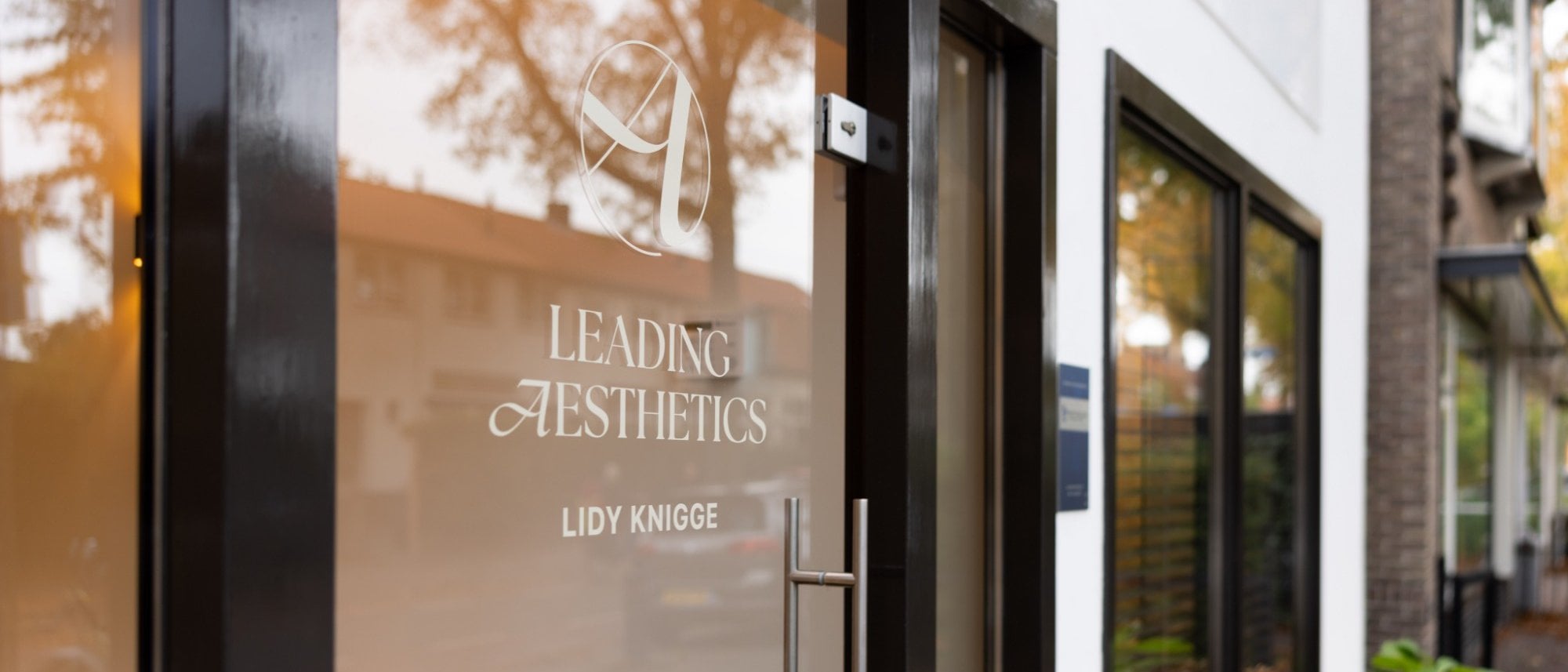 De voordeur van de kliniek met het logo van Leading Aesthetics by Lidy Knigge