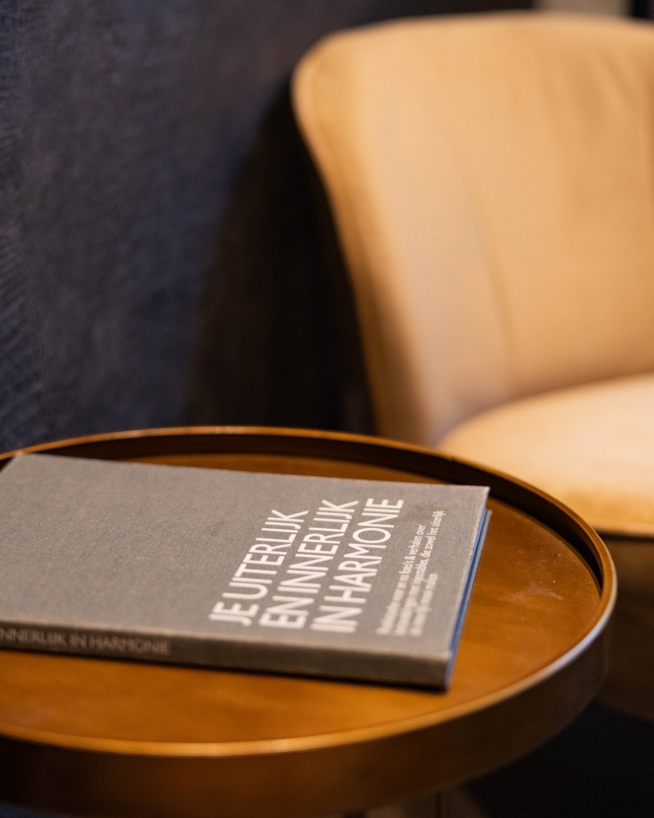 Een stoel en een boek in de wachtruimte van de kliniek